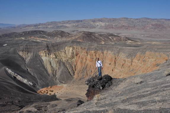 Visitando a incrível cratera do vulcão Ubehebe, no norte do Death Valley National Park, na Califórnia - EUA